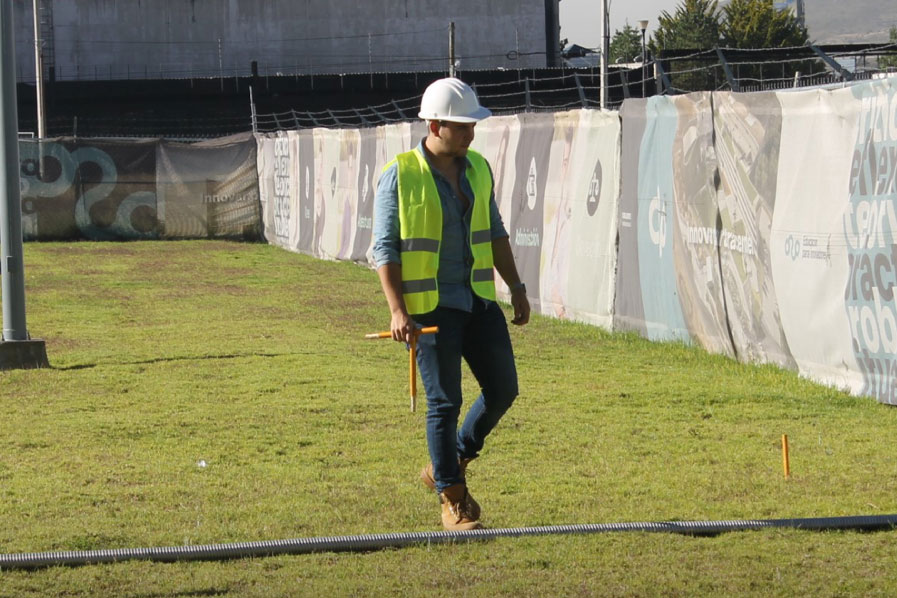 Estudiante de la licenciatura en arquitectura en su clase práctica de topografía