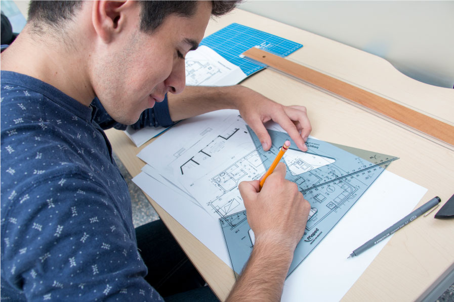 Alumno de la licenciatura en arquitectura en su clase práctica de diseño arquitectónico