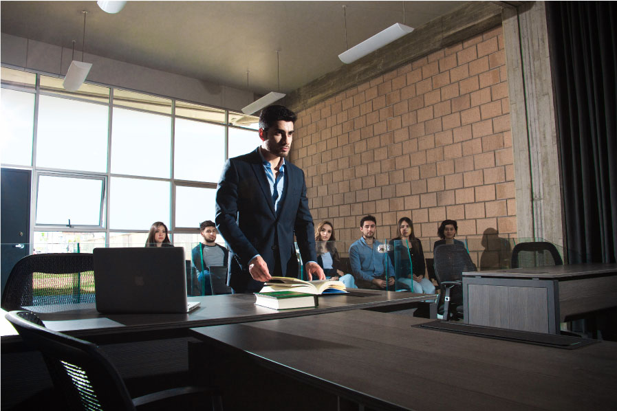 Estudiante de la licenciatura en derecho en su clase práctica de derecho civil