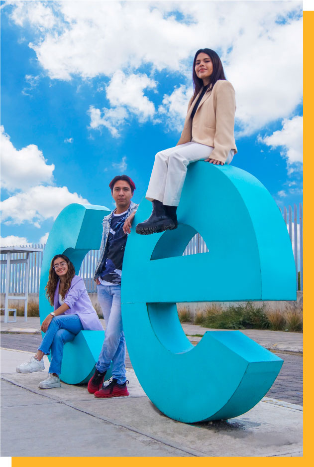 Jóvenes universitarios alegres y motivados del Centro Cultural Europeo. Aquí, los jóvenes
exploran el intercambio cultural, la diversidad y el aprendizaje colaborativo.